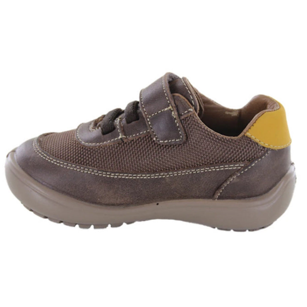 Tenis cafés detalle amarillo niño Audaz - JORHELITOS - JORHELITOS