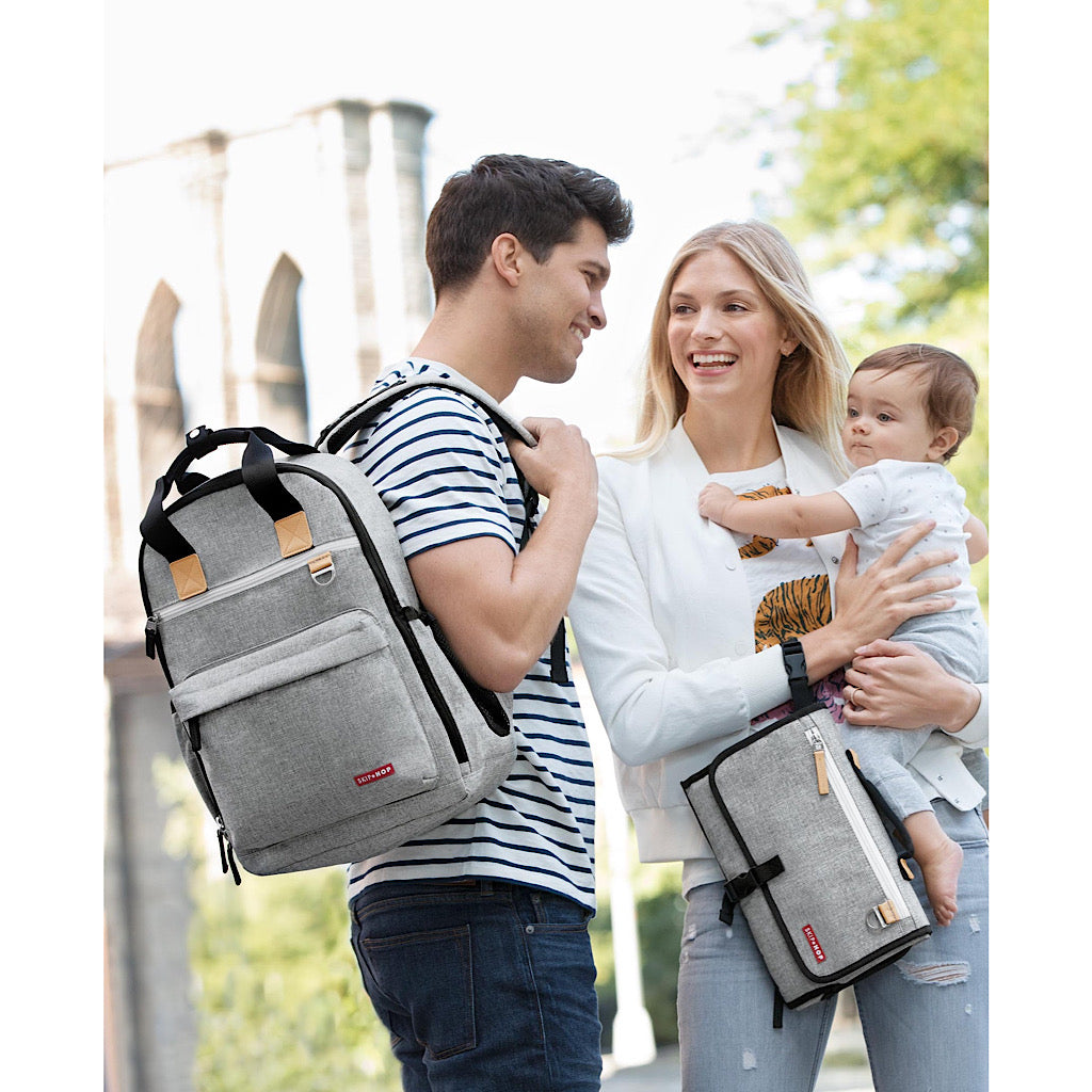 Mochila pañalera Skip Hop aerodinámica gris - JORHELITOS - JORHELITOS